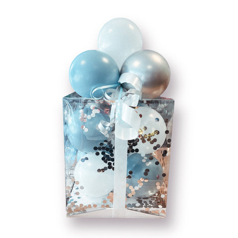 Geschenkbox mit Luftballons in chrom silber, storm blue & pearl weiß