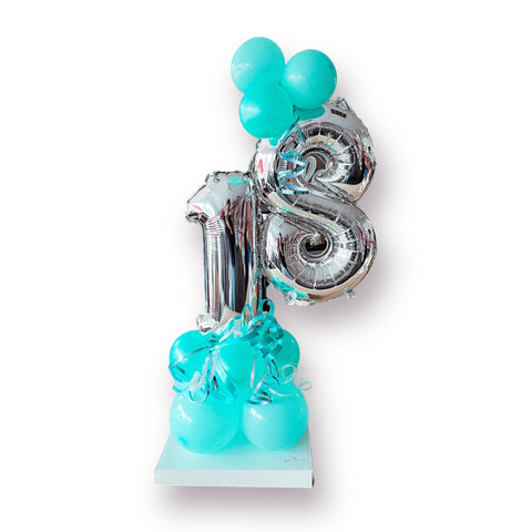 Ballongestell aus zwei Folienzahlen | silberne Folienzahlen | Latexballons in türkis