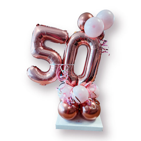 Ballongestell aus zwei Folienzahlen | roségoldene Folienzahlen | Latexballons in pastellrosa & chrom rosé