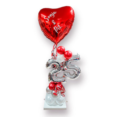 Ballongestell aus zwei Folienzahlen mit personalisiertem Folienherz in 56cm | silberne Folienzahlen | Latexballons in chrom rot, metallic silber & weiß