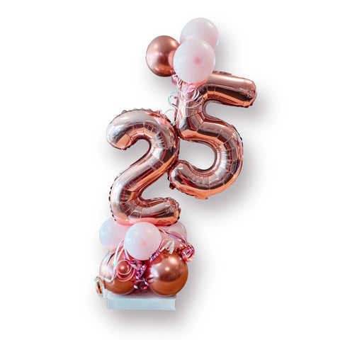 Ballongestell aus zwei Folienzahlen | roségoldene Folienzahlen | Latexballons in pastellrosa & chrom rosé
