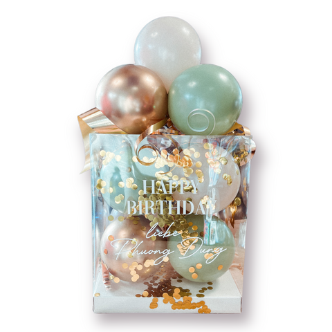 Geschenkbox mit Luftballons in eukalyptus, sand & chrom gold