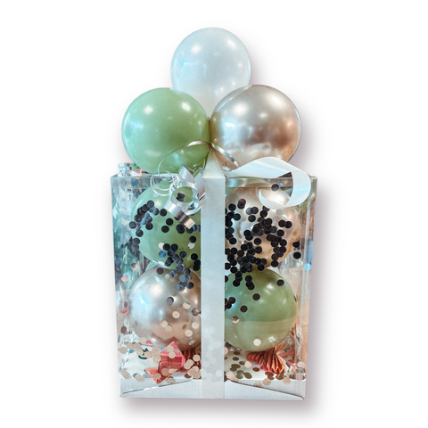 Geschenkbox mit Luftballons in eukalyptus, pearl weiß & chrom champagner