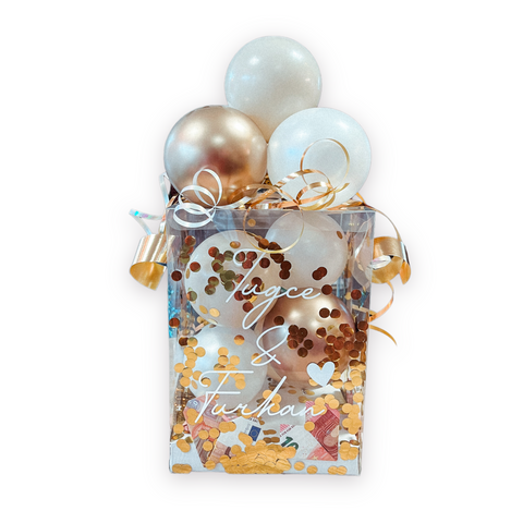 Geschenkbox mit Luftballons in chrom gold, sand & pearl white