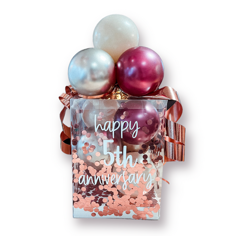 Geschenkbox mit Luftballons in chrom champagner, sand & sparkling burgundy