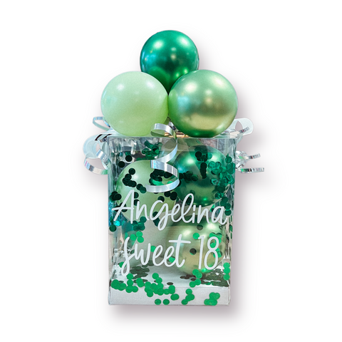 Geschenkbox mit Luftballons in chrom hellgrün, chrom dunkelgrün & pistazie